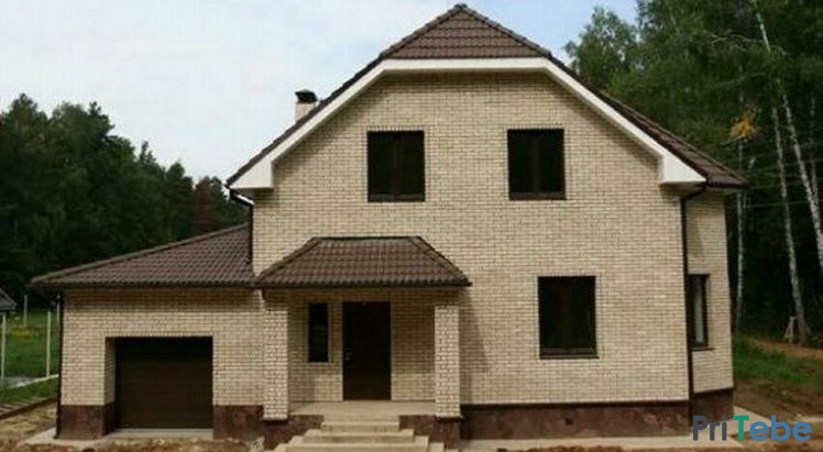 Строительство дома из кирпича.